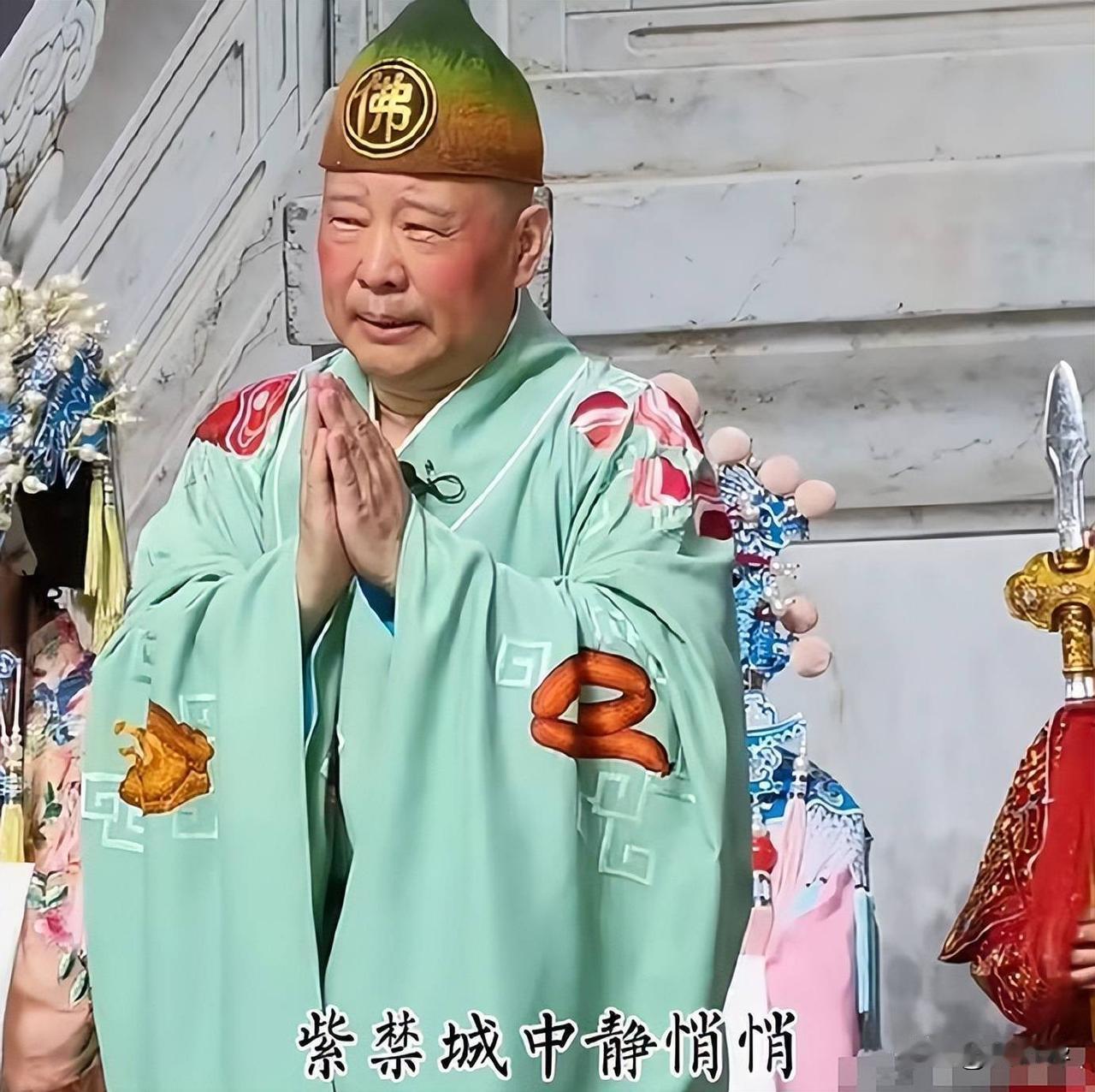 郭德纲摊上事儿了？谁能料到，一次即兴改编唱段，让在武汉表演的郭德纲被市民举报改编