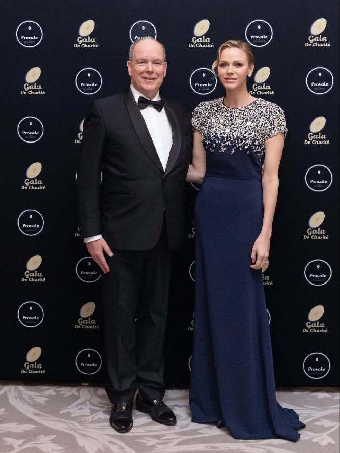 近日，阿尔贝亲王携夏琳出席晚宴[笑]
由法国全国橄榄球运动员联盟组织的慈善活动上