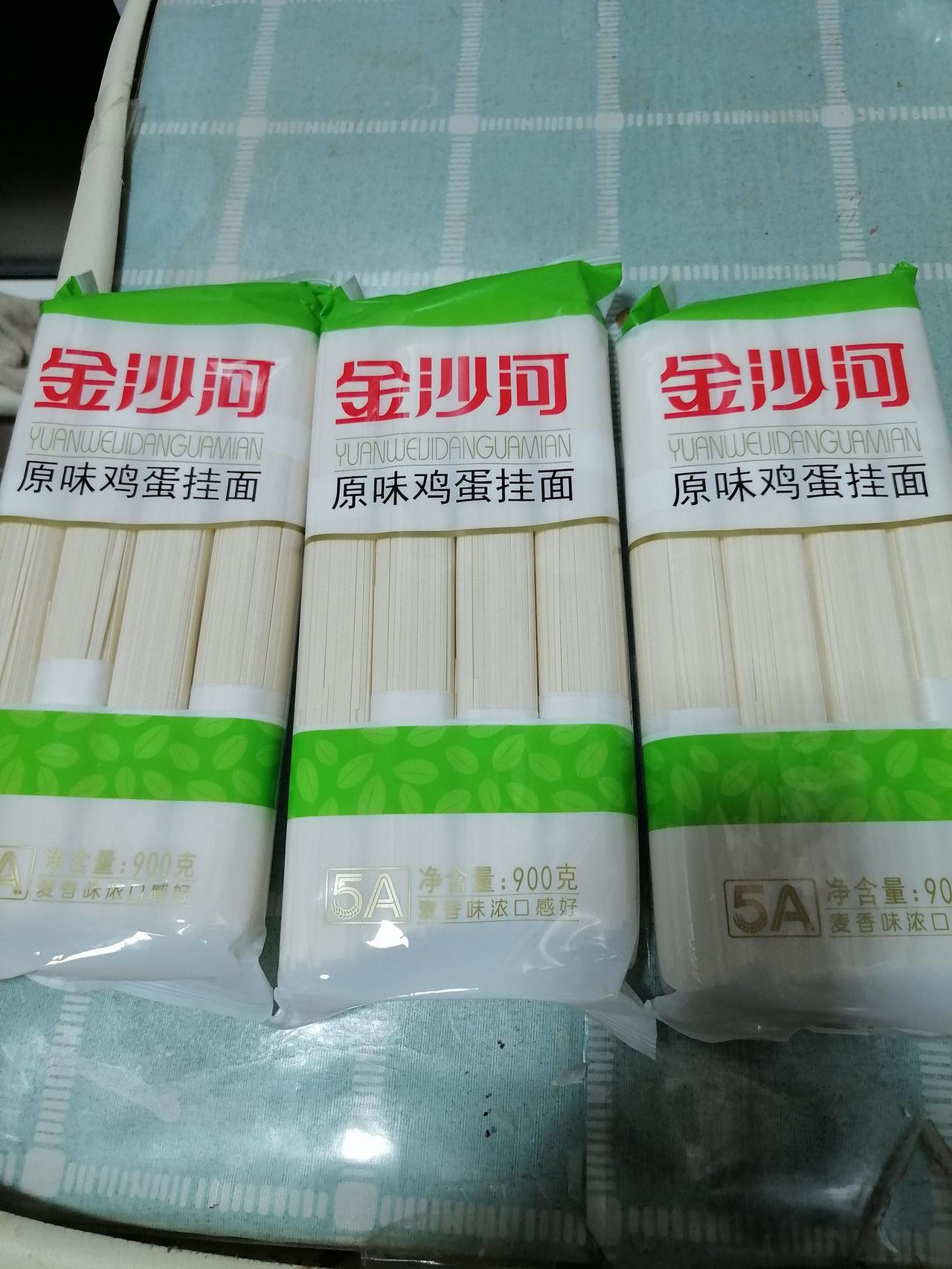 不要长期吃挂面了！
医生提醒，长期吃挂面增加患高血压的风险。
一般挂面100克里