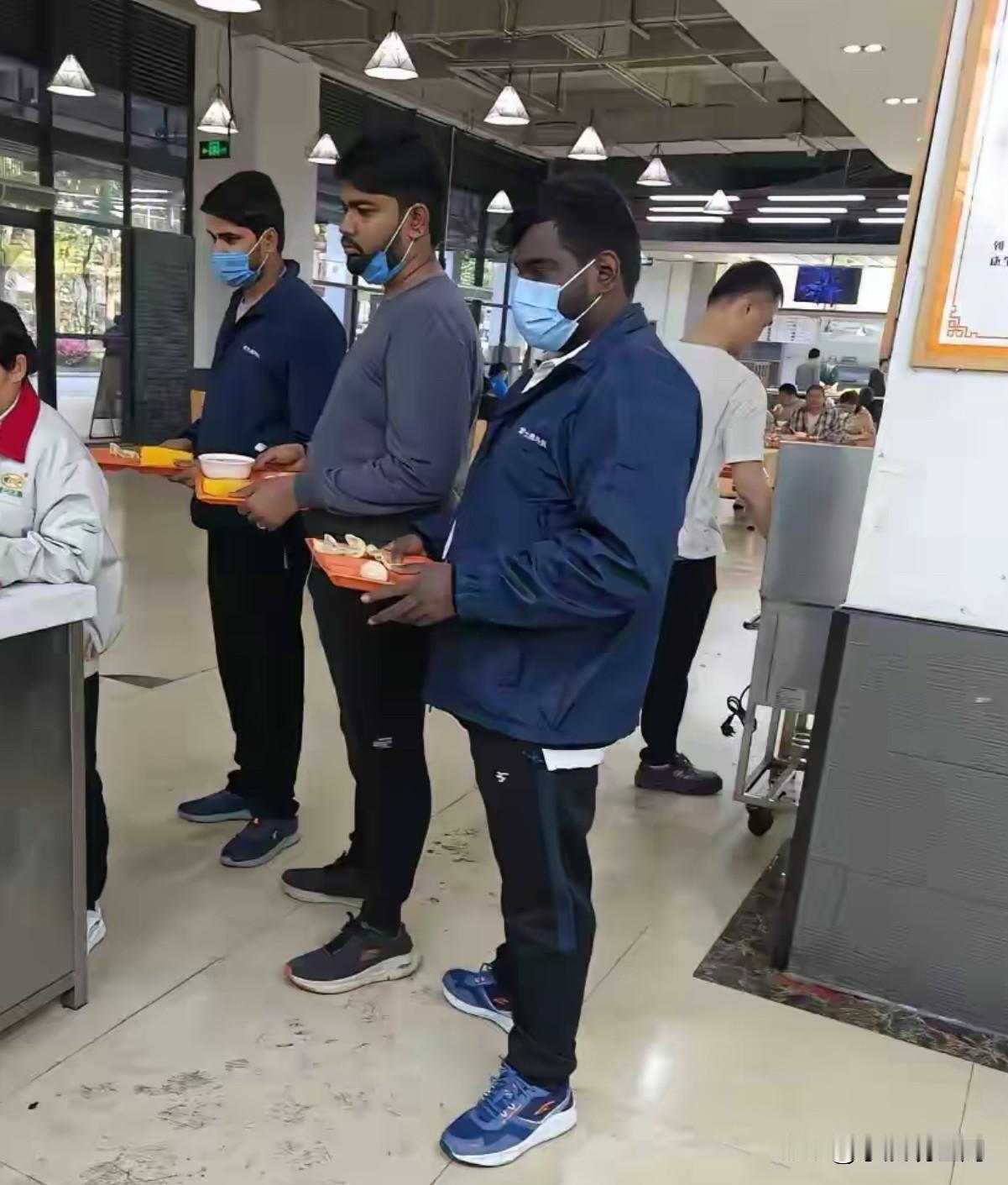 大伙发现没，
深圳富士康这两年来了不少印度同事。
这事细想起来，其实挺让人担心的