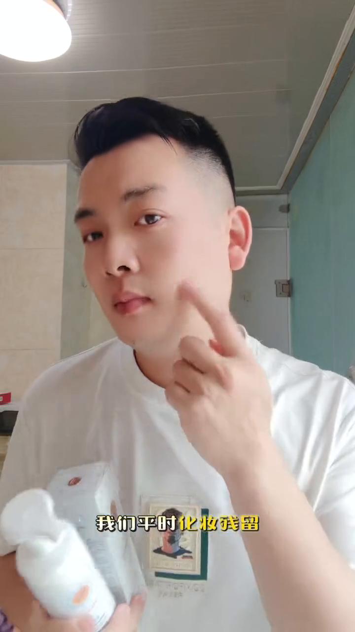 我给大家推荐的这个洗脸神器就是这款悦蕾玫瑰莹润净颜慕斯。平时化妆残留、空气污染用