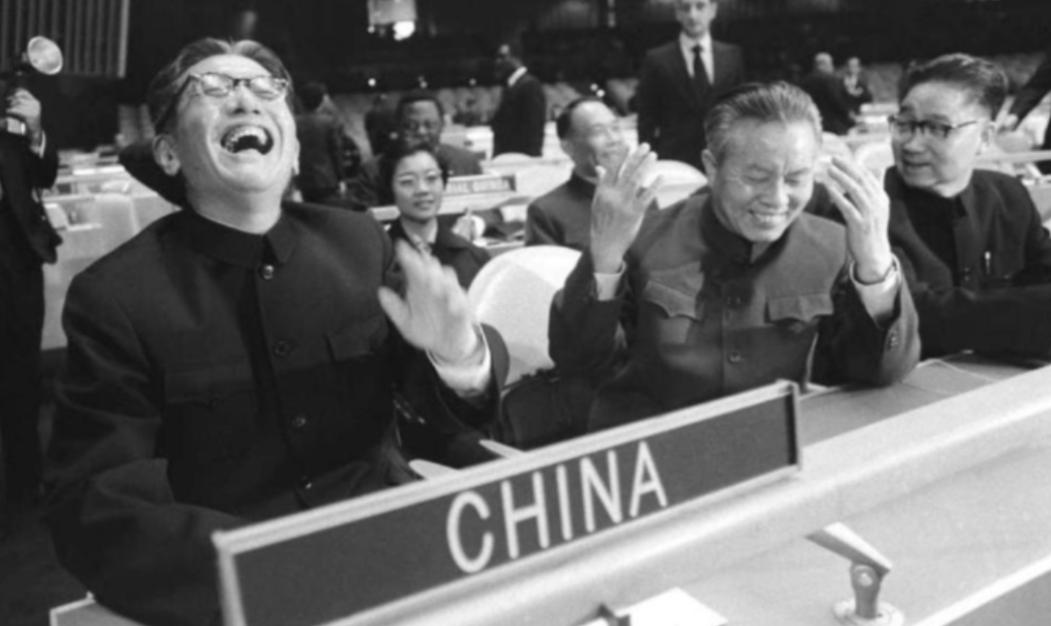 1985年，乔冠华归葬故乡盐城遭到拒绝，妻子章含之无奈之下找到一个人帮忙，此人在