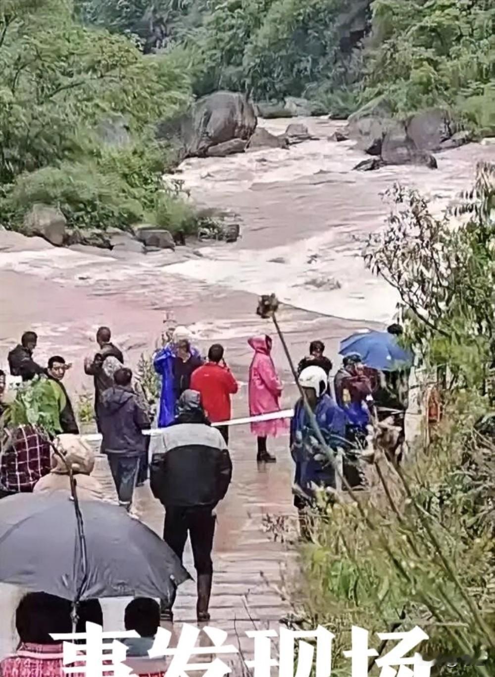 三条鲜活的人命没了！四川宜宾，41岁父亲开农用三轮车接两个儿子放学。漫水桥头，警