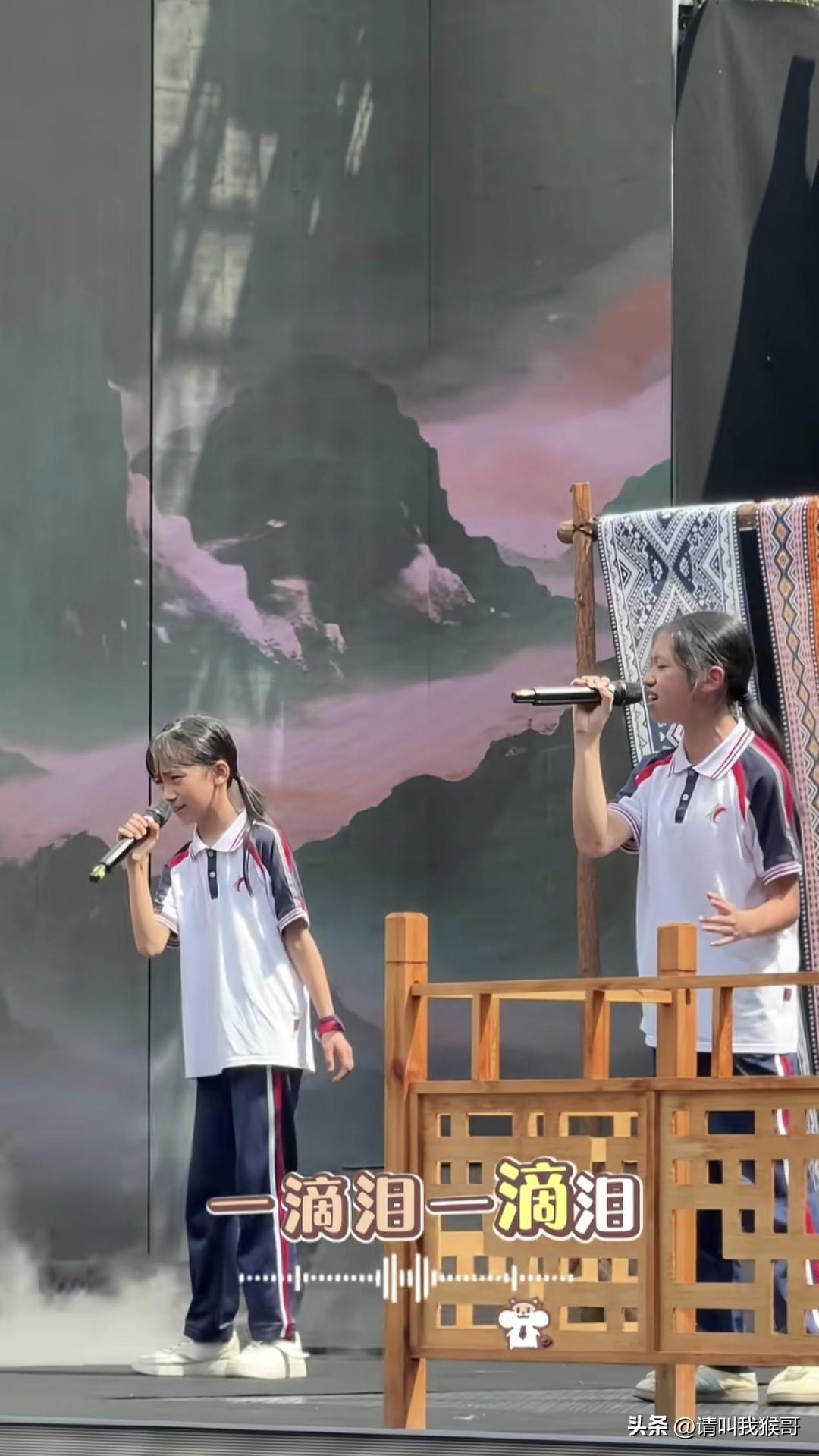 近日，广东阳江某中学的校园才艺表演上，几个小姑娘的一曲《左手指月》火爆全网，无论