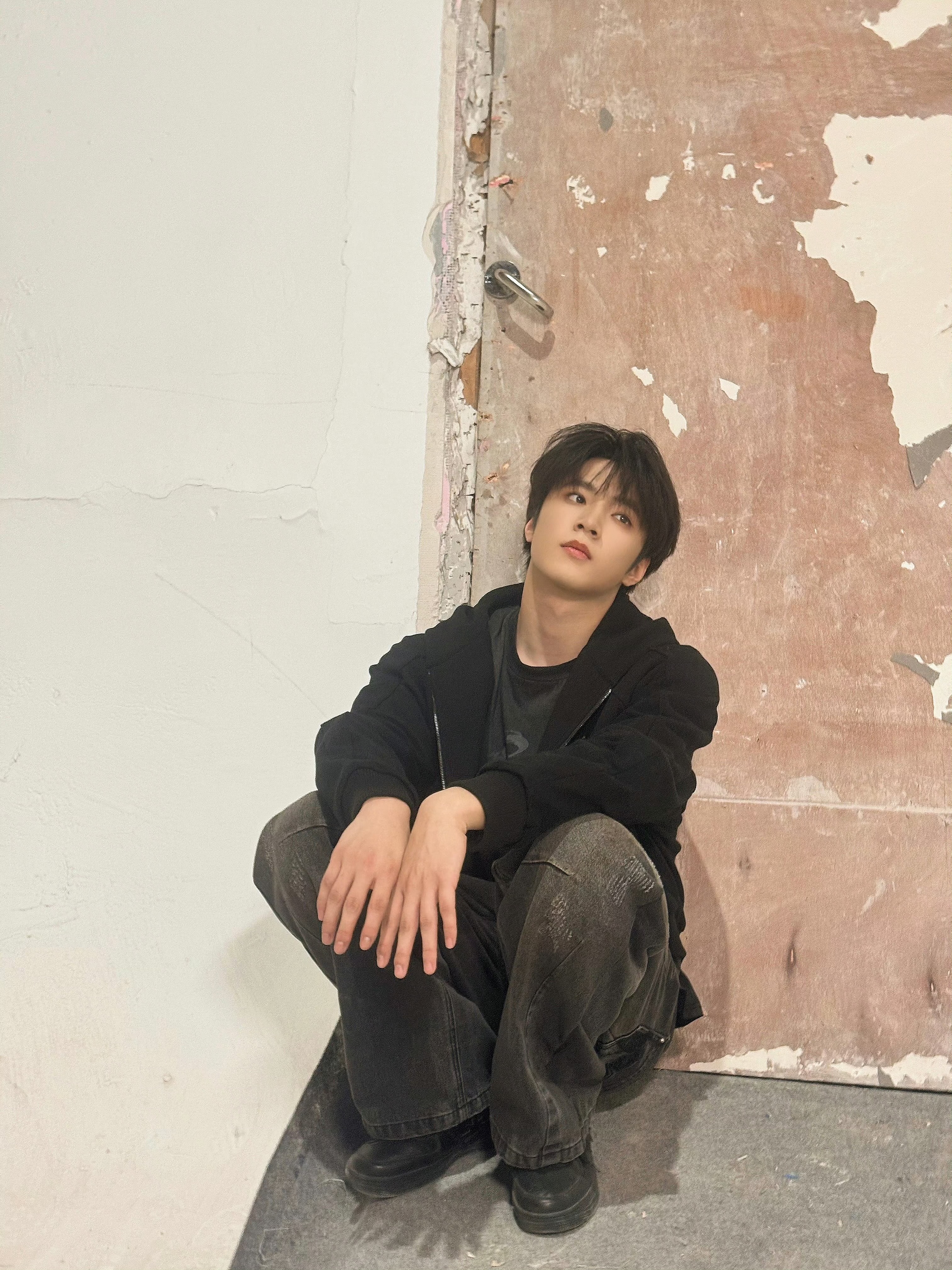 刘耀文高需求宝宝得哄 掉落日常碎片，黑色卫衣真的松弛感拉满了所以是在准备什么东西