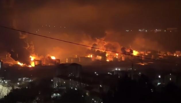 一周内三家俄罗斯炼油厂因无人机袭击停产。

据路透社报道，消息人士称，隶属于俄罗