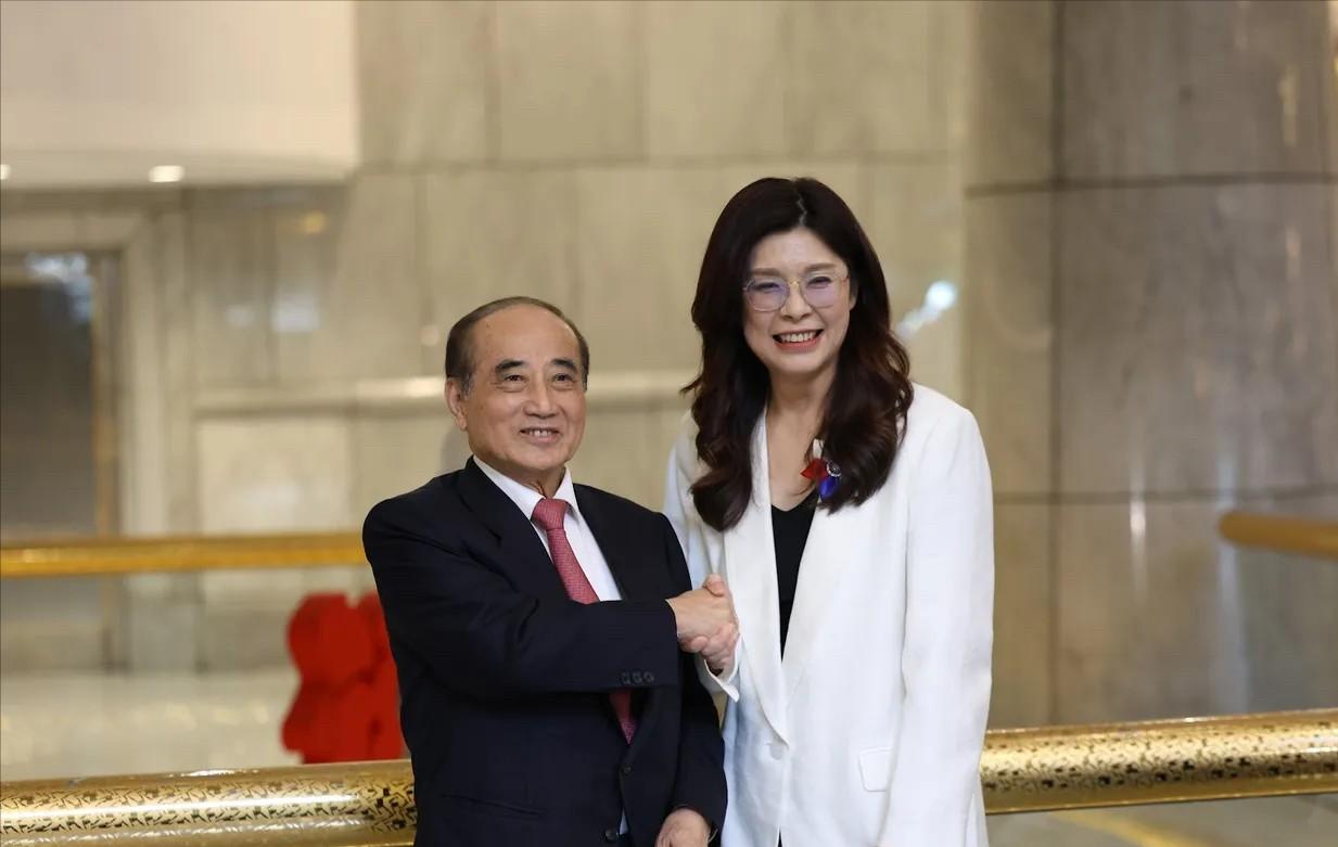 向王金平汇报？在结束访陆行程返台后的第三天，即今天（15日）上午，郑丽文带领李乾