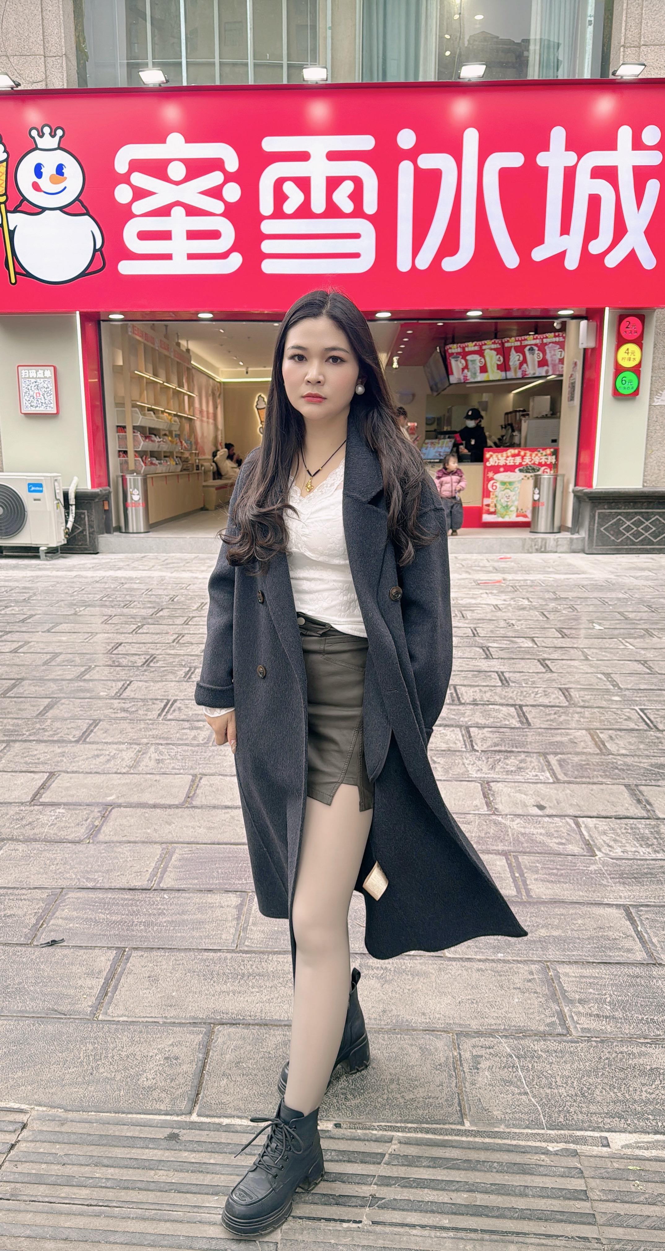 大衣穿搭 奶茶店