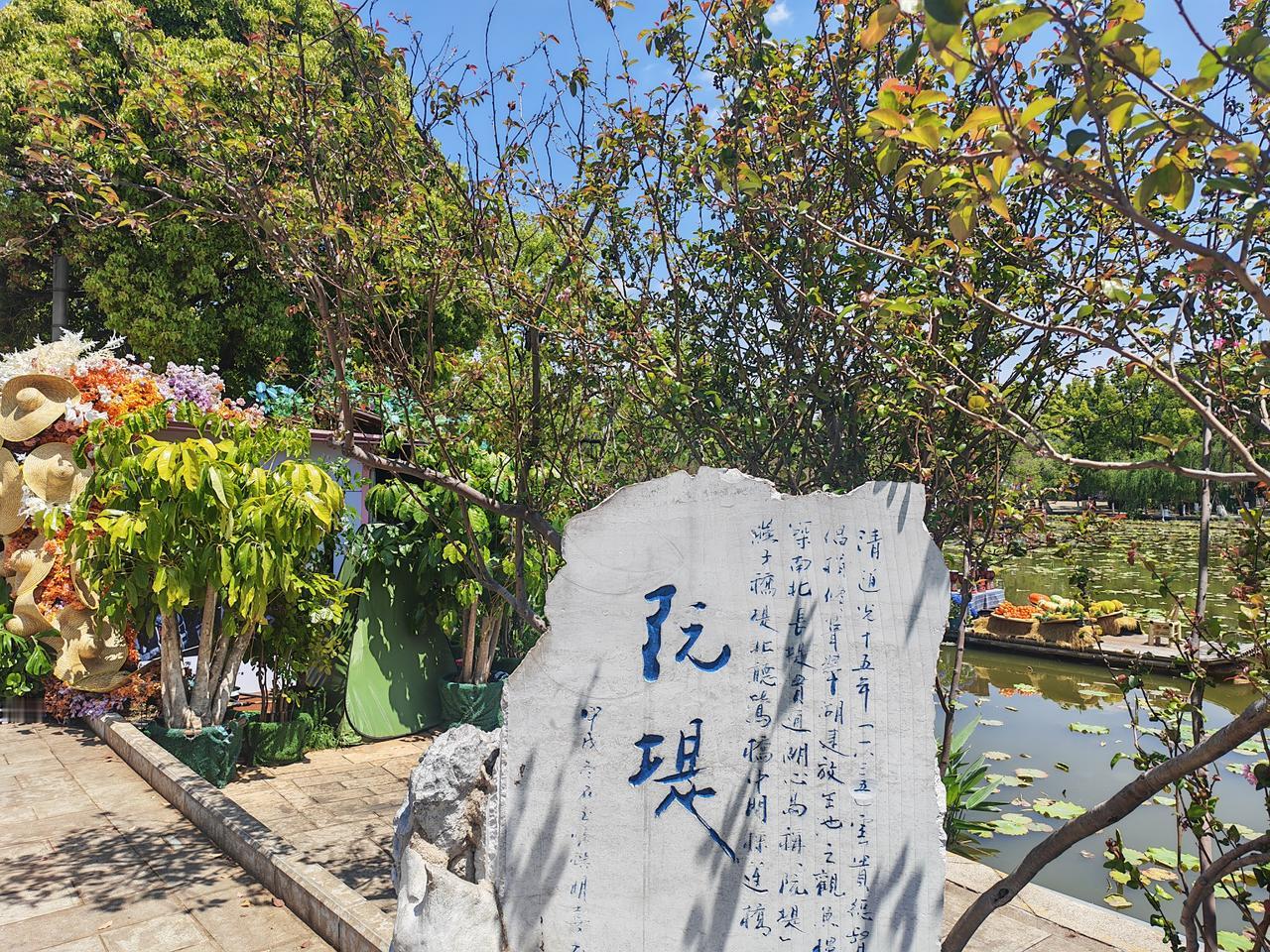 年过半百之后，喜欢贵阳的海拔和四季分明的气候。但作为在昆明生活三十年的人，我不会