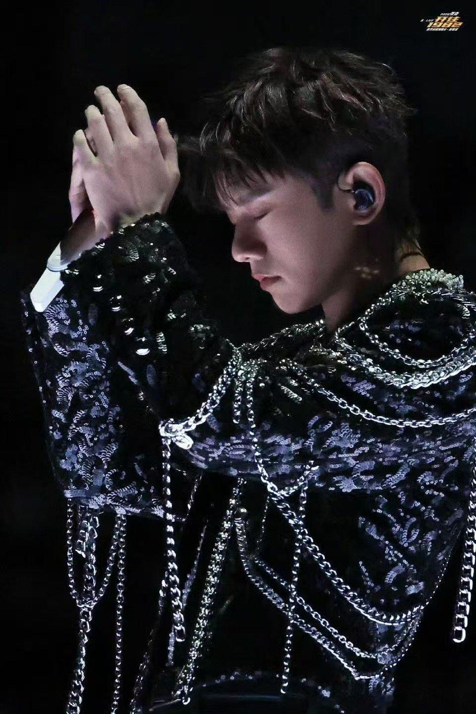 张杰把高尔夫打到天上了 张杰未LIVE巡回演唱会谁被张杰的新春舞台惊艳到，把高尔