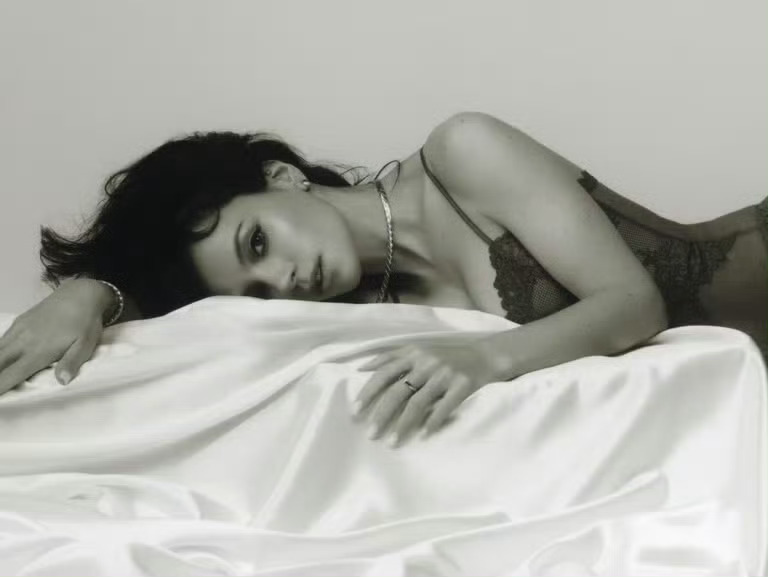 歌手Lily Allen登上英版《ELLE》2026年3月刊封面，带来香奈儿Co