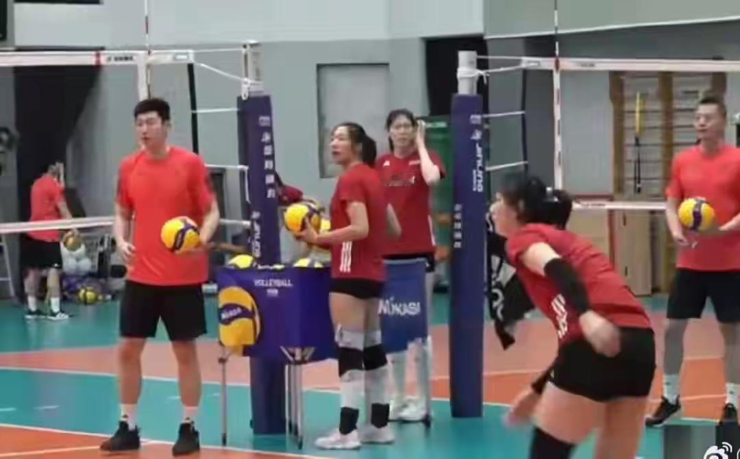 李盈莹终于归队了
     今天下午在中国女排训练直播中，终于看到李盈莹的身影，