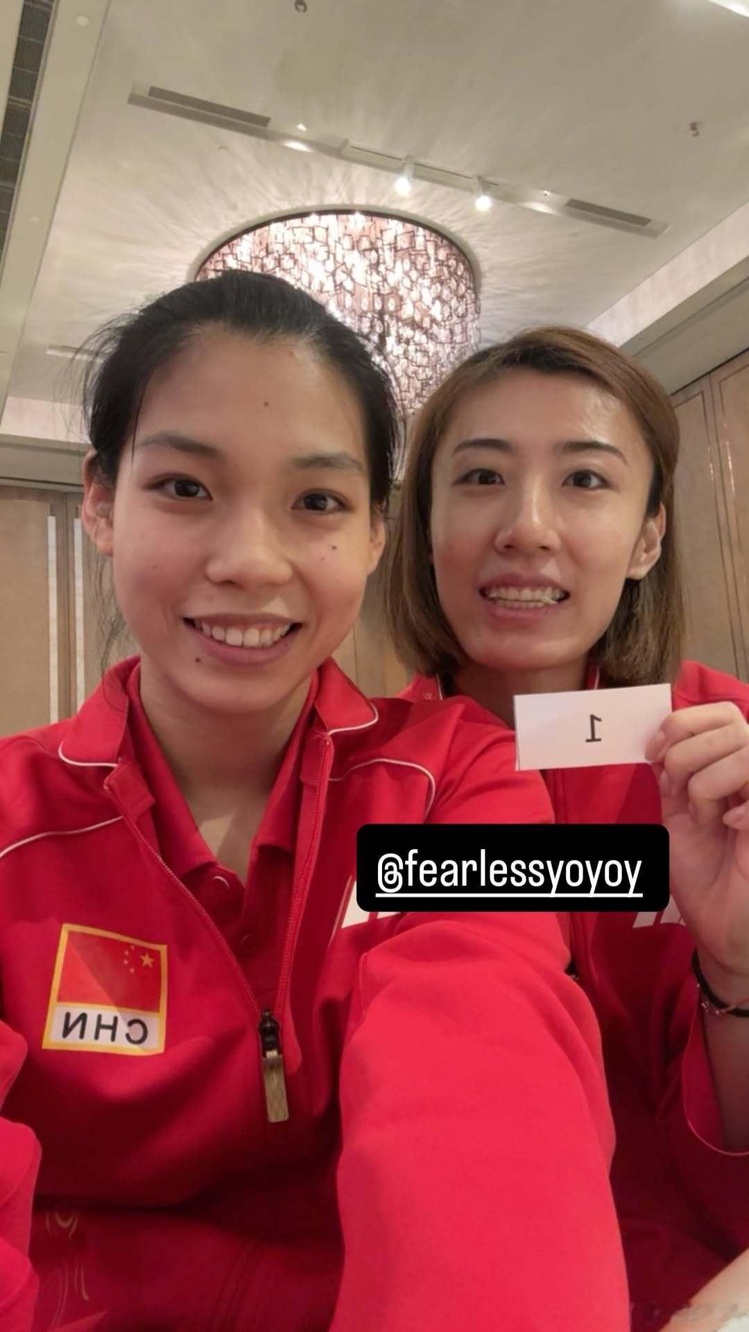 国际排坛动态庄宇珊王媛媛晒和庄宇珊的合影，手里拿着“1”是啥意思？王媛媛