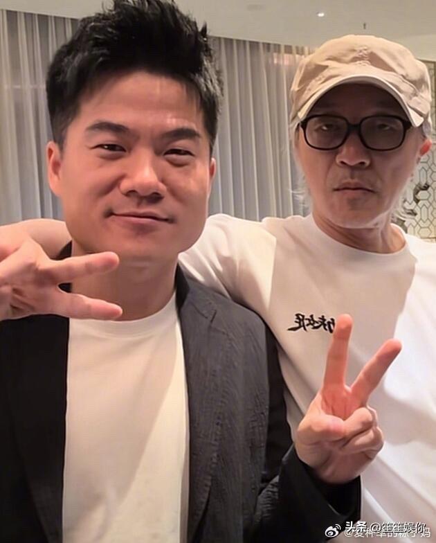 周星驰团队这次访谈策略，可以说是教科书级别。
他的性格内敛又身处舆论神坛，所以不