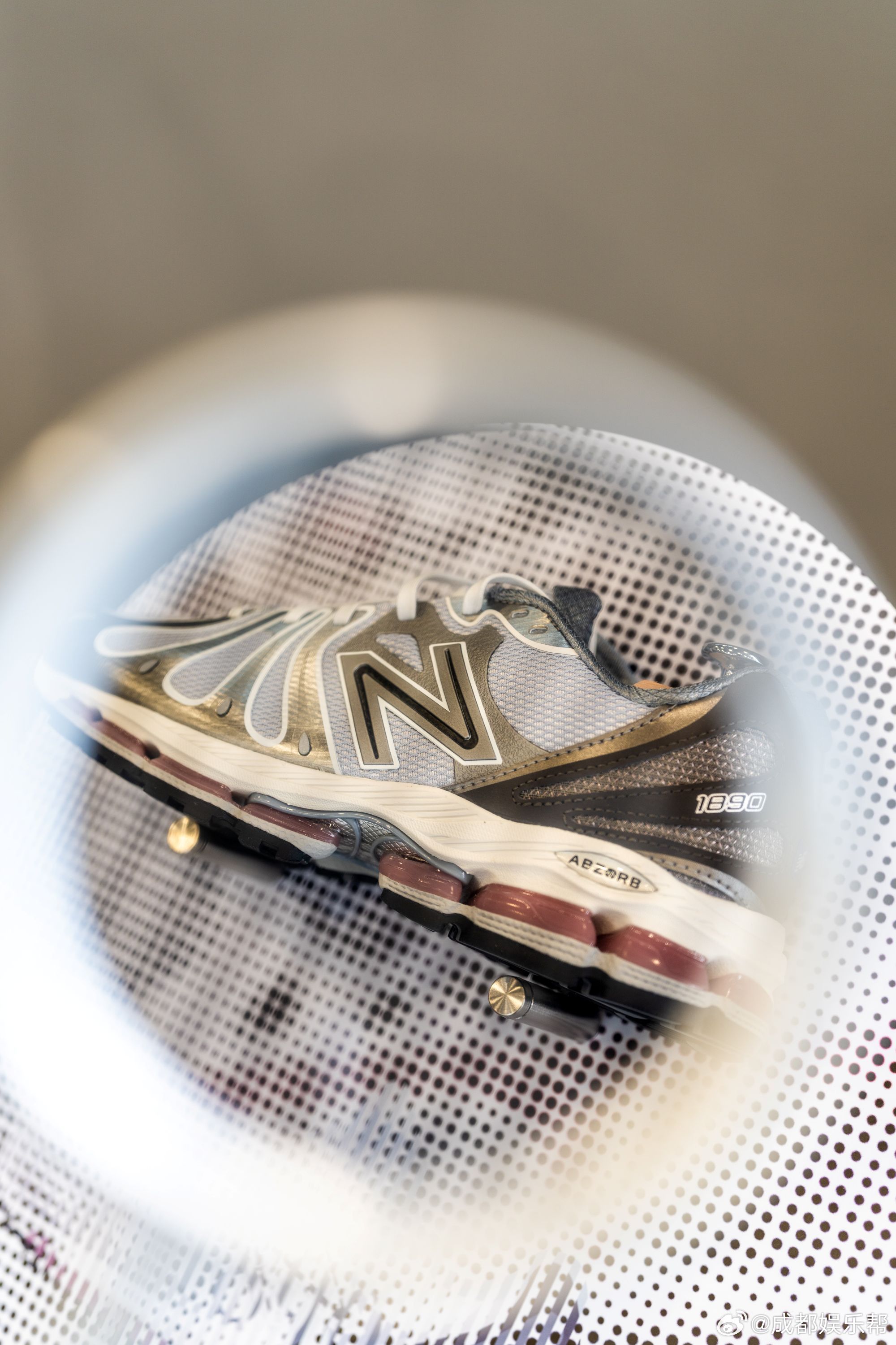 近日，New Balance「百年匠心·质感之旅」限时特展登陆成都太古里东广场。