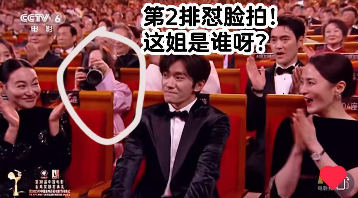 站哥黄觉没想到他拍完一张走了后，座位就被站姐占了，是一点都没浪费，勇敢的人先享受