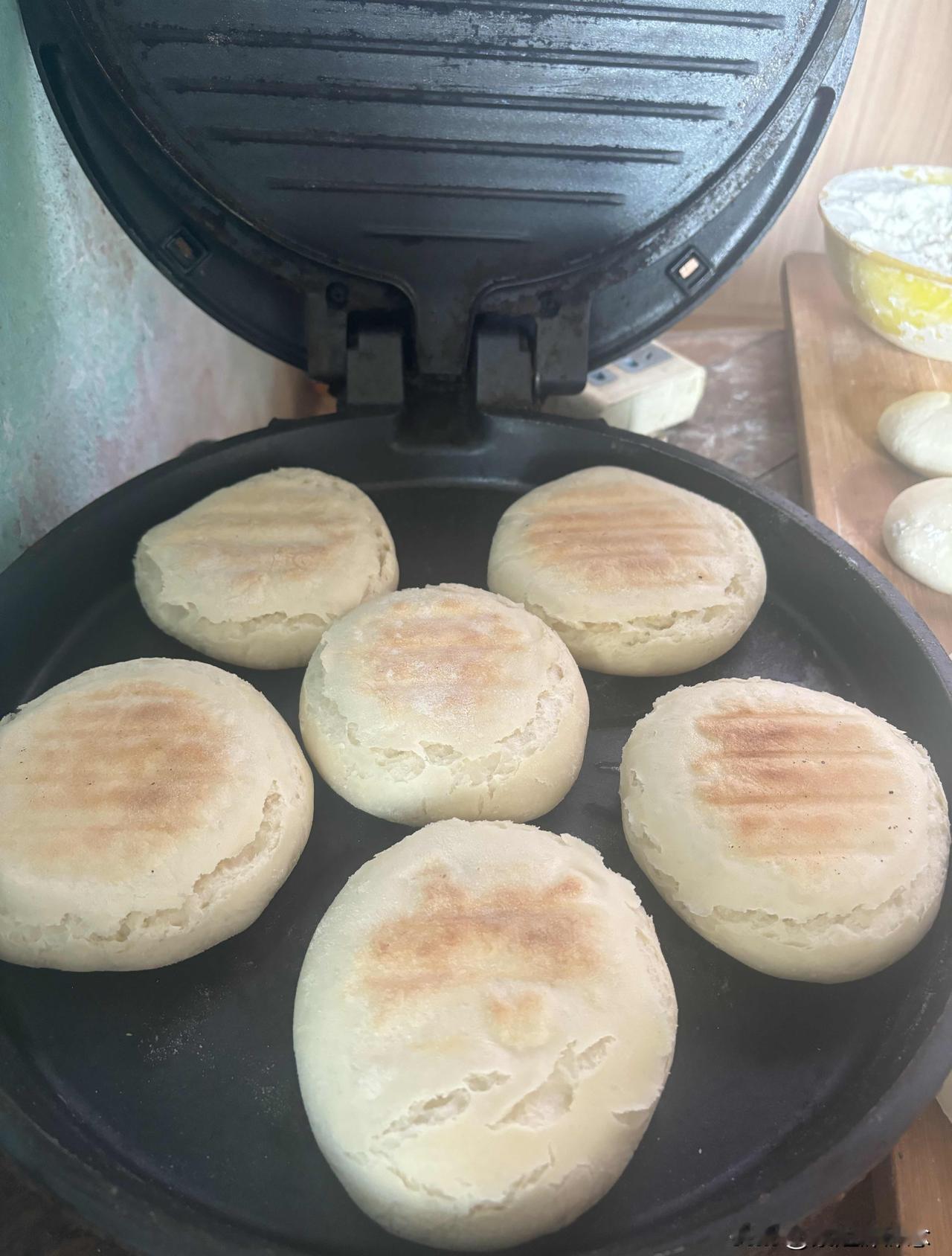 腊月廿三回昌邑，

婆婆揉面到半夜，

手裂口子还攥着擀面杖。

十二天，从凤城