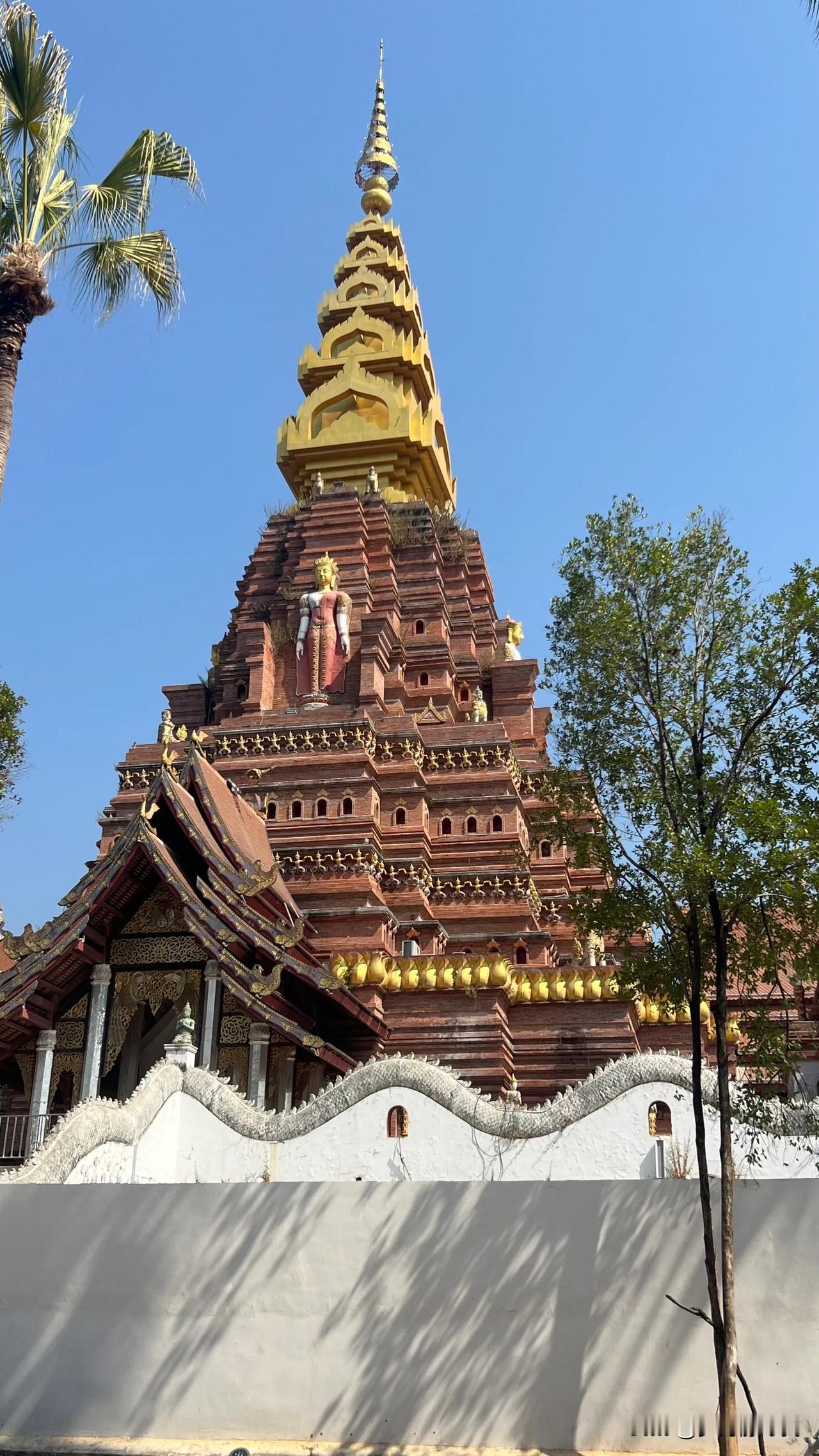 西双版纳大金塔寺，又称景洪大金塔寺，位于中国云南省西双版纳傣族自治州景洪市，是西