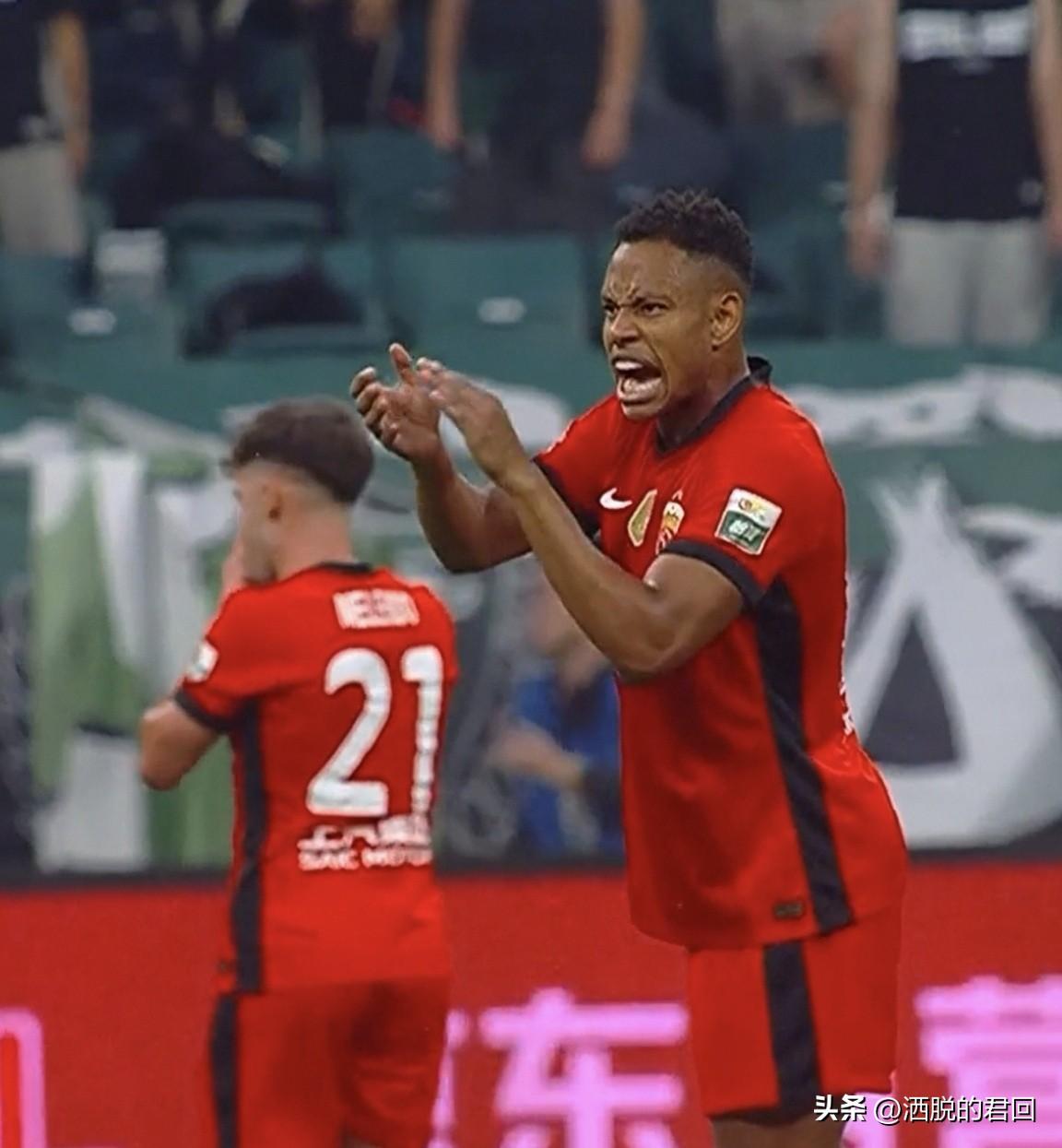 拼劲加运气，
上海海港赢得理所当然。
今晚客场3:2战胜北京国安，
上海海港赢下