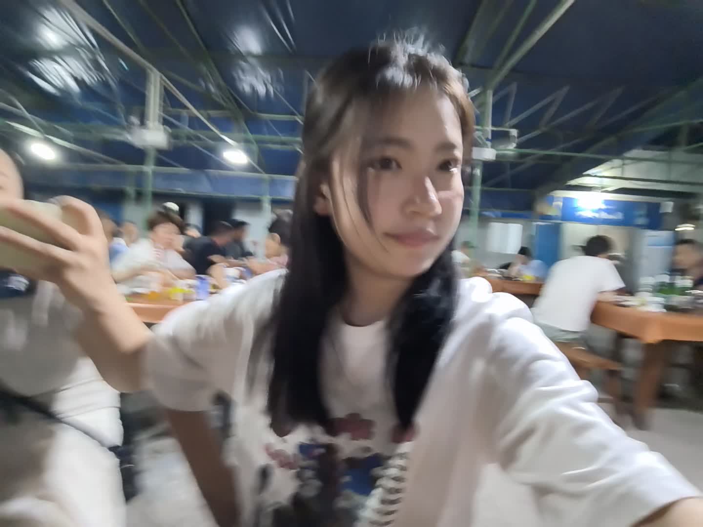 今天特别饿 我小心翼翼问好朋友能不能和我去吃烧烤 我求了她五个小时 在...
