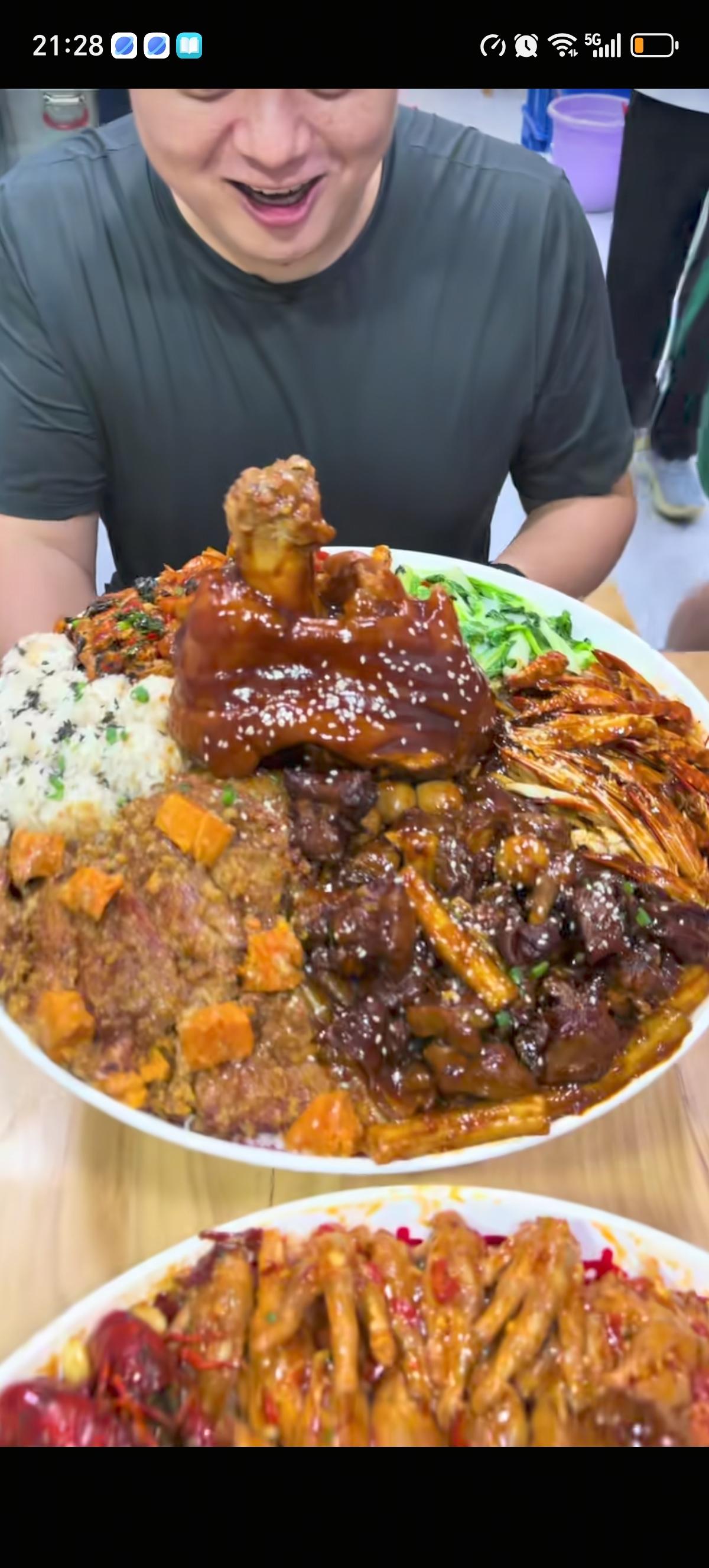 总有美食博主去拜访武汉全家福盖饭大王，就想问一句，最后都吃完了吗？这哪是碗啊，这