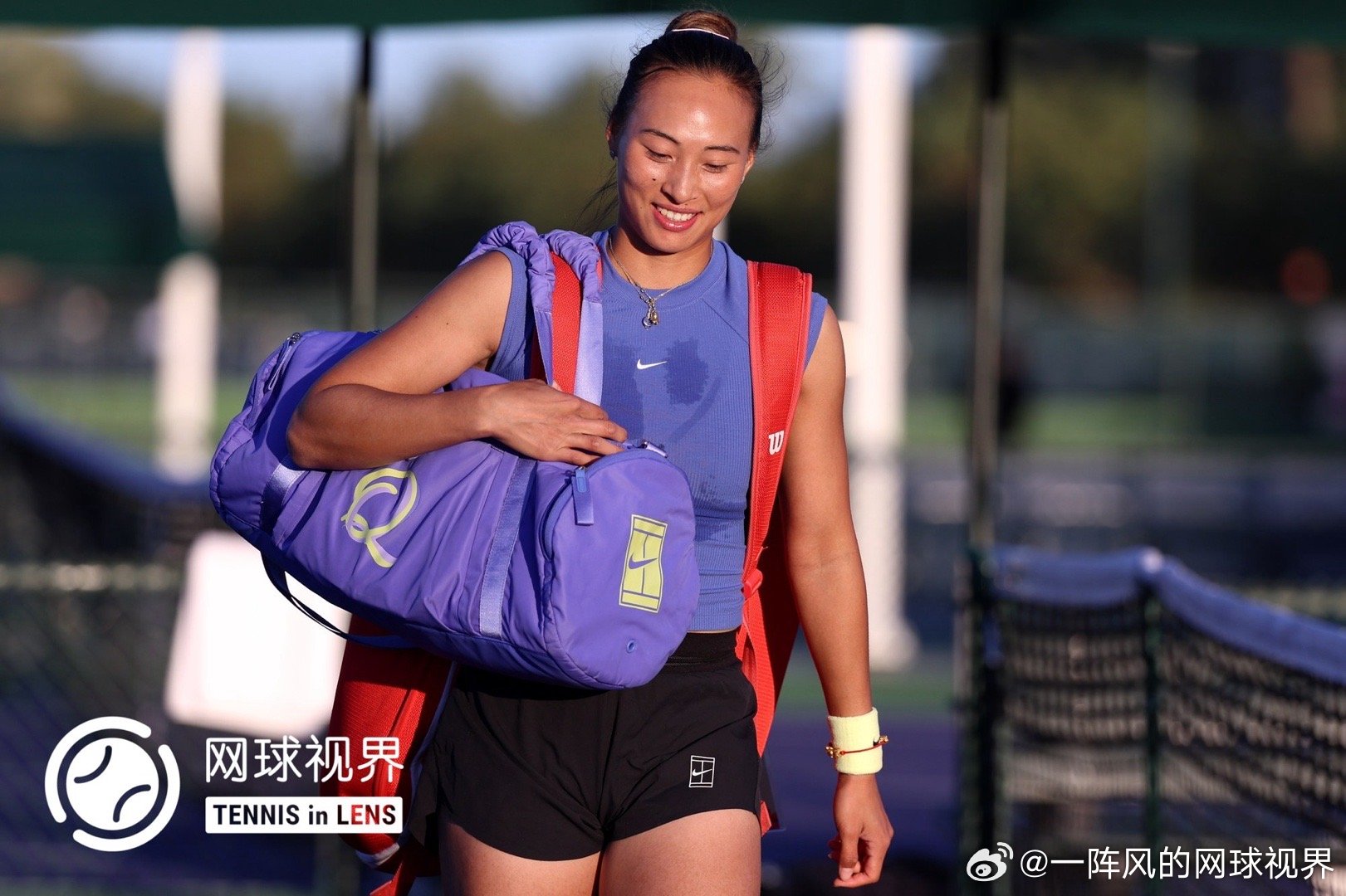 下午训练结束，郑钦文正收拾东西准备离开，突然有球迷大喊着要签名，小郑被大嗓门球迷