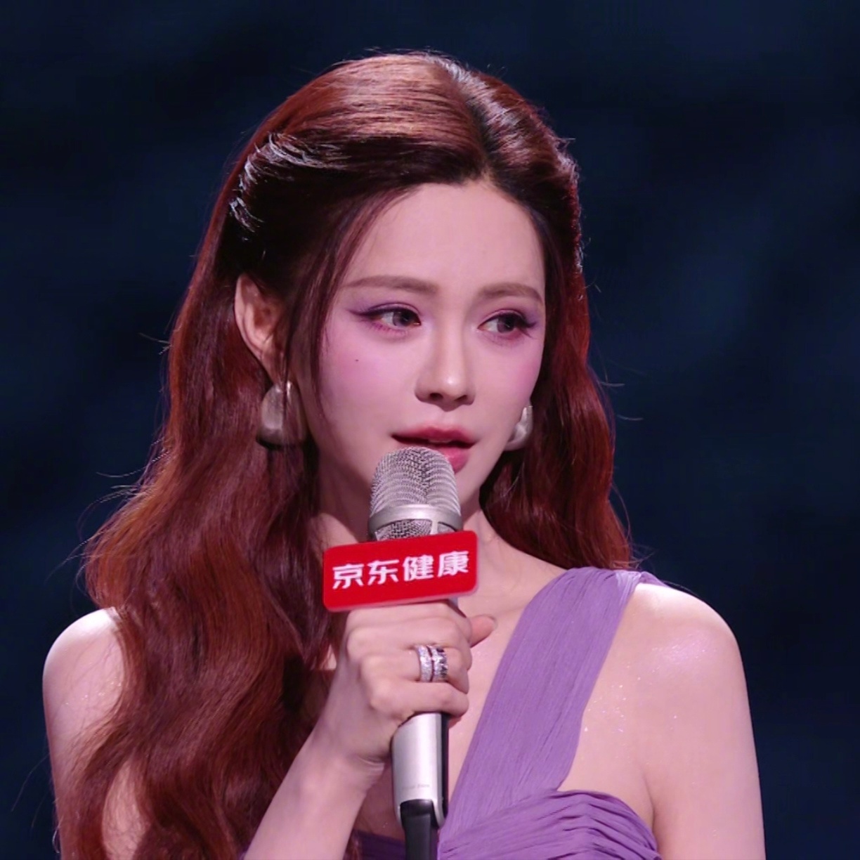 谁给沈梦辰化的眼妆可以加鸡腿了！好美啊这个眼妆！衣服眼妆美瞳都是紫色的！谁给沈梦