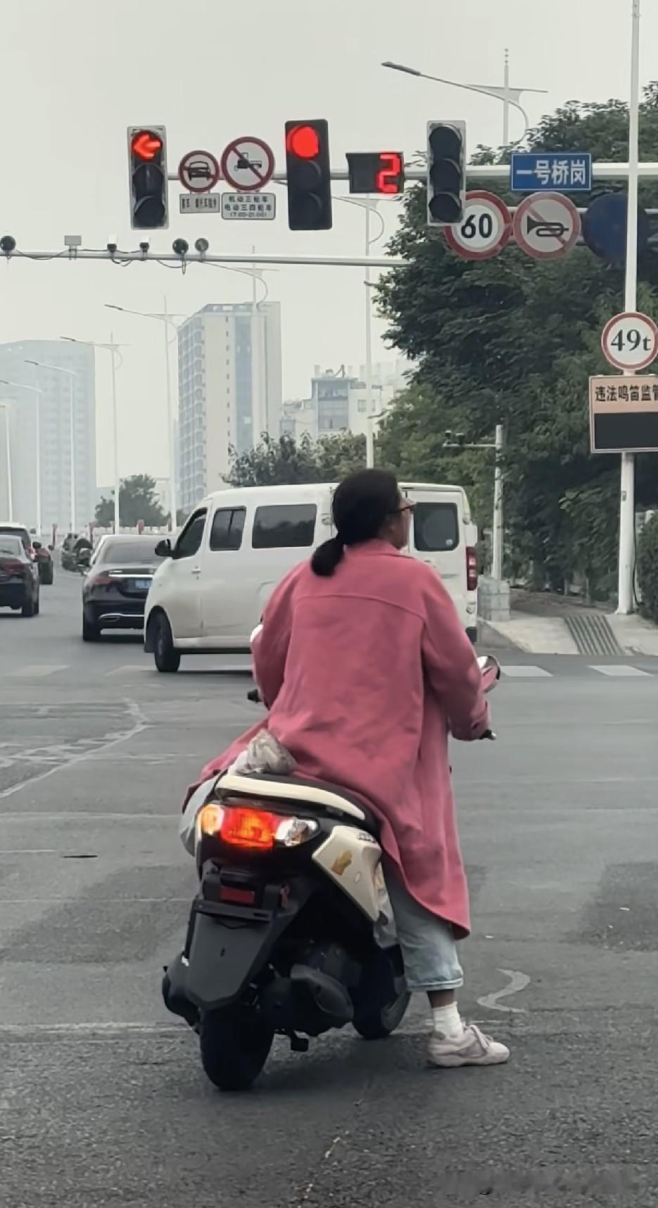 没有牌照，骑车还把腿放车座上，这种人适合上路么？怎么能让他上路？！