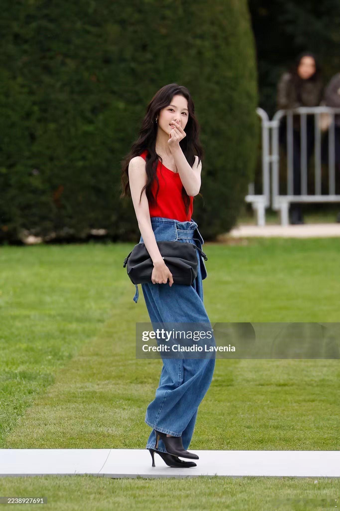 陈都灵巴黎看秀生图 陈都灵在巴黎时装周的时尚造型真的是惊艳了！她的每一张生图都充