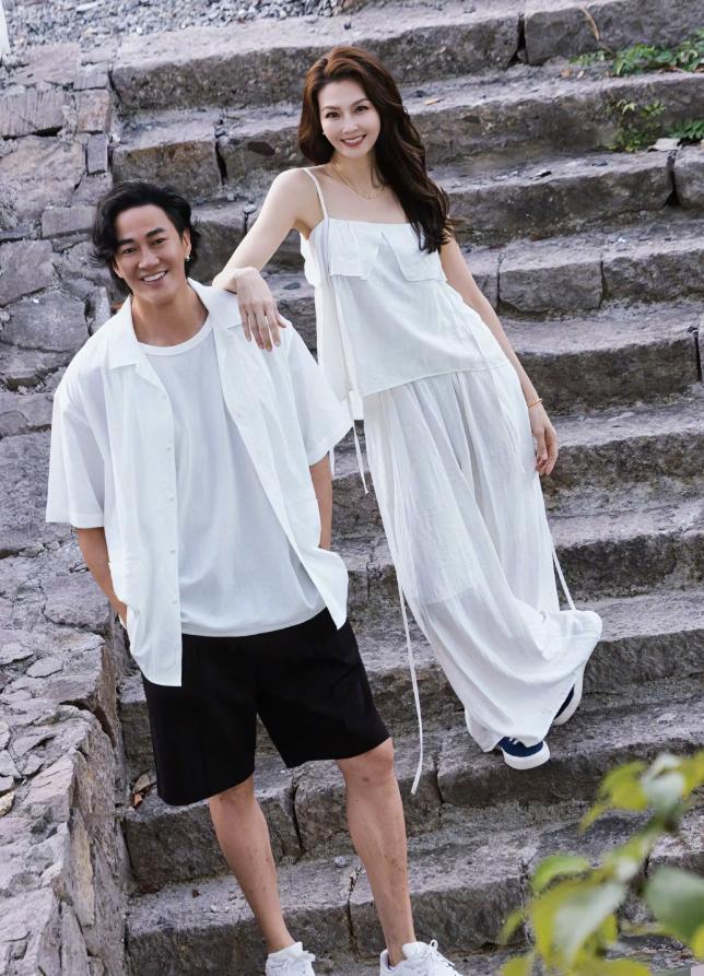 我妈眼光真的是毒辣
第一眼看见何润东老婆，
她第一句话就是：找媳妇，千万要找这种