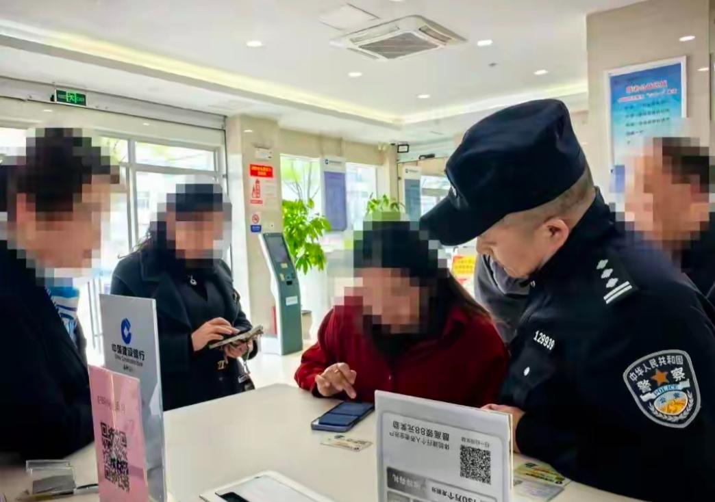 江苏泰州，一男子汇款时，因疏忽大意，竟看错一字，把100万元转到陌生人的账户里，