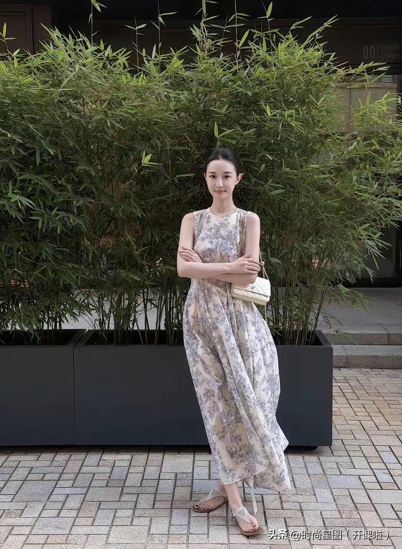 竹林为伴，清风拂面，一身素雅的无袖碎花长裙，把温柔氛围感稳稳拿捏。温柔气质碎花裙