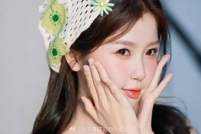 虞书欣甜美清新的田园风少女虞书欣商务花絮解锁温柔田园画风，白纹镂空头巾缀清新小花