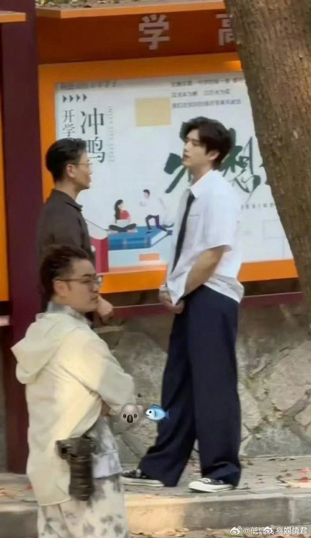 穿校服的陈飞宇陈飞宇校服路透状态 被陈飞宇的校服路透狠狠拿捏? 白衬衫黑领带的经