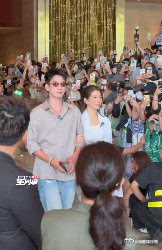 王子奇袁咏仪挽手上班桃花坞收官路透太治愈，袁咏仪倚靠王子奇挽手出行，一路闲聊打趣