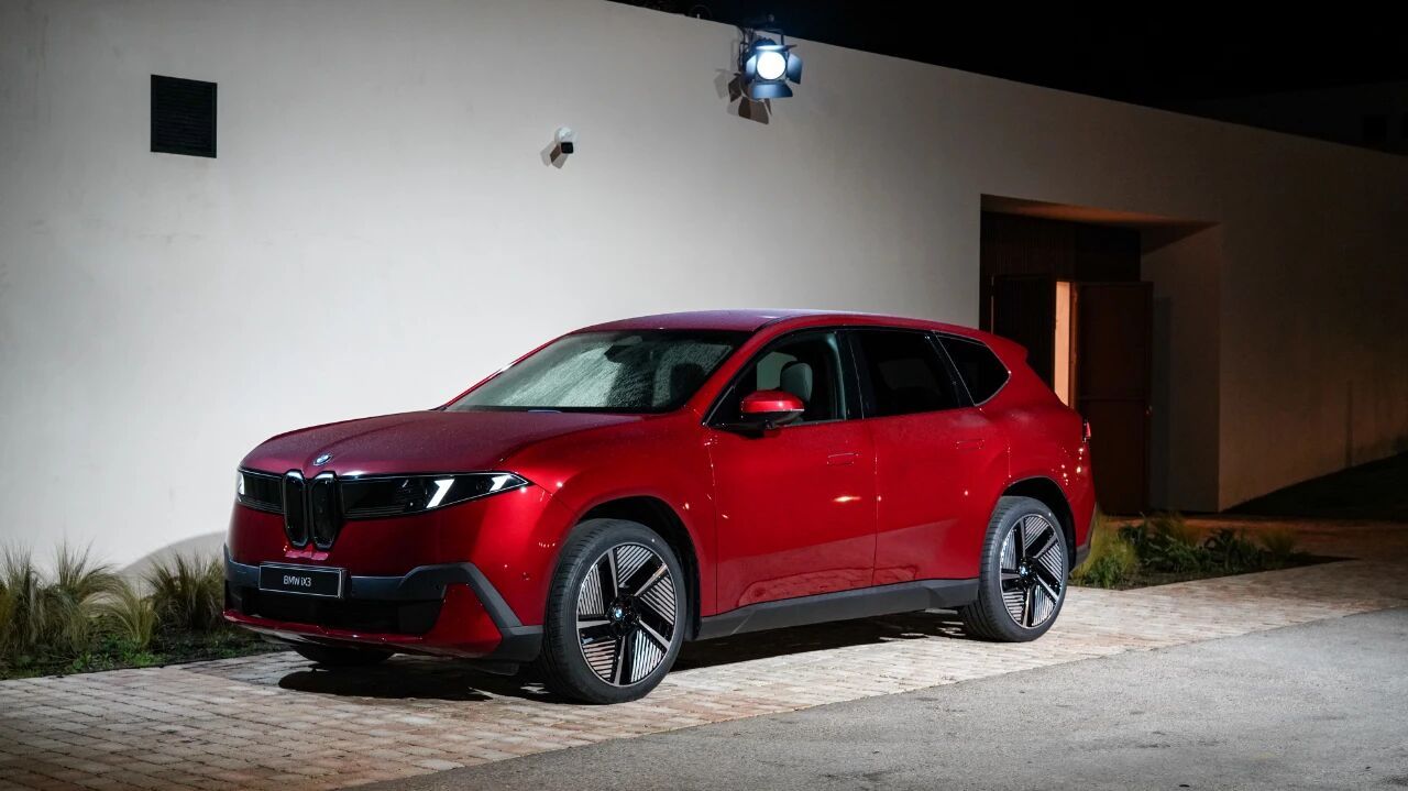新世代宝马iX3火焰红 