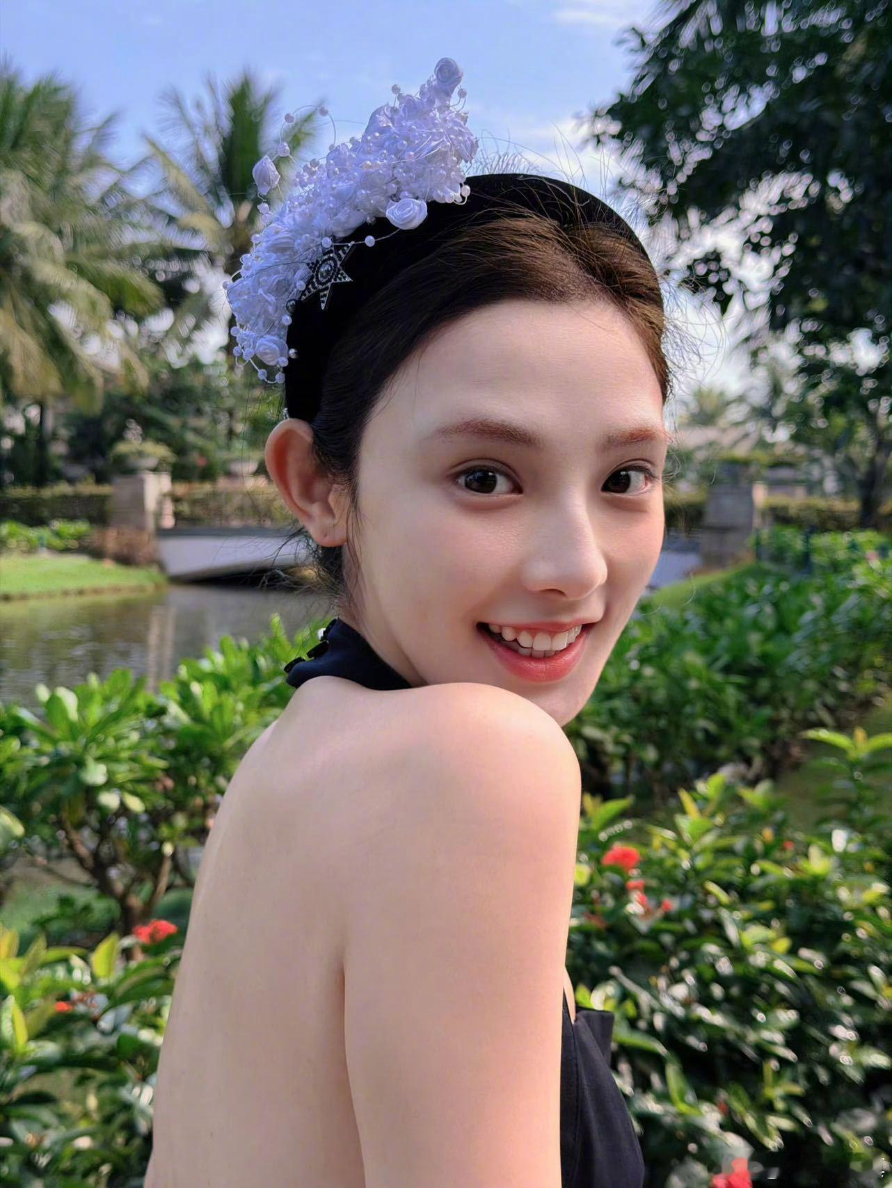 彭小苒露背一张比一张哇噻 新年第一波心动暴击来自彭小苒！这组露背大片直接杀疯，一