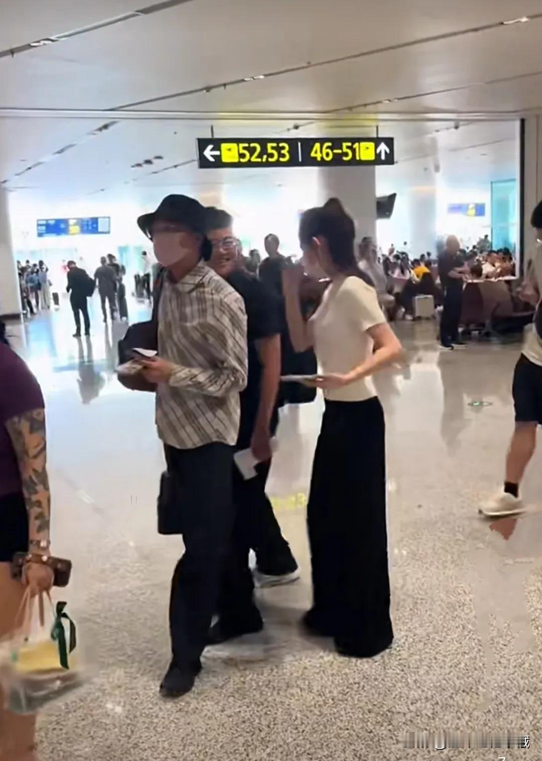 结束了四川演出之行的郭有才和舒畅在成都坐飞机，在成都机场的夫妻二人，没有粉丝想送