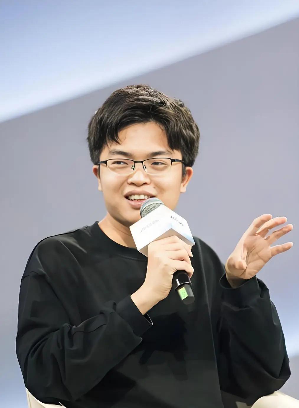杨植麟，90后，清华姚班天才学者，成绩年级第一，特等奖学金，卡内基梅隆大学计算机