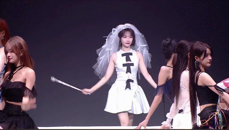 宋昕冉秀场魔女甜心快瞧，宋昕冉秀场大放异彩！白色穿搭超干净，魔法棒加持俏皮。台步