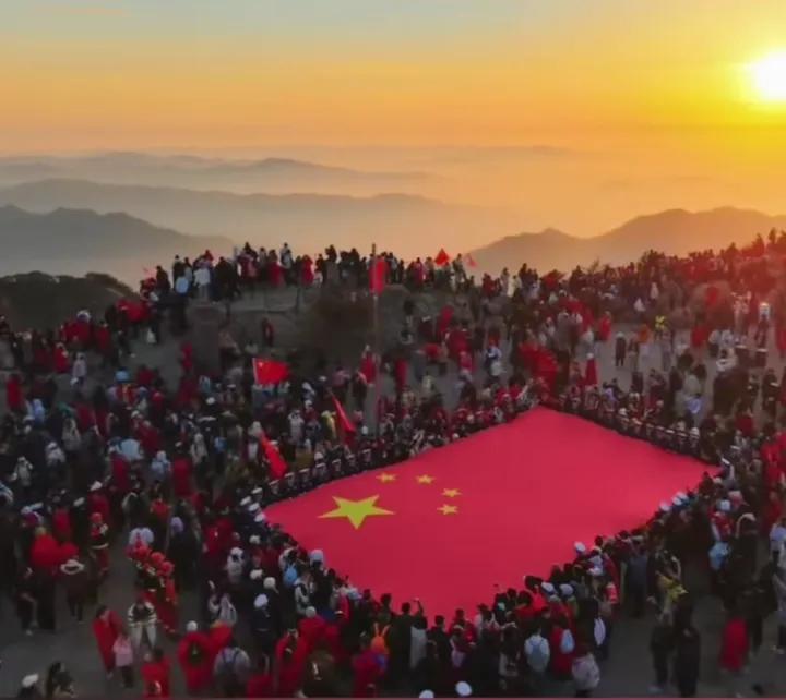 5.1清晨的泰山顶上，五星红旗与太阳交相辉映，这份独属于中国人的浪漫，只有中国人
