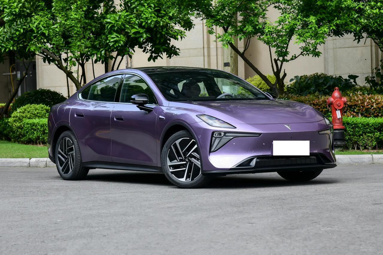 深蓝L06 Max版这车有意思的地方，是把“年轻运动感”和“家用配置”组合在一起