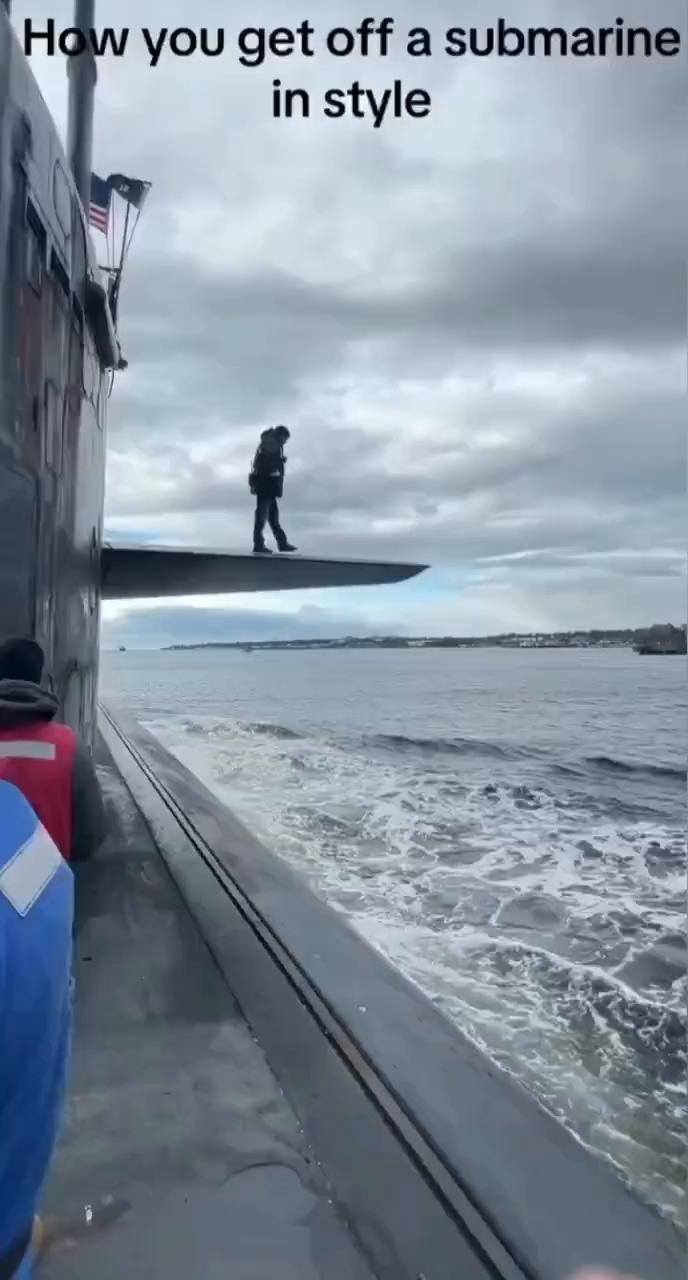 How you get off a submarine in style？