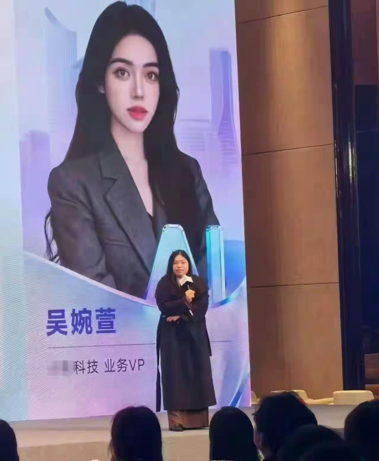 笑死我了，哈哈哈哈！照骗、照骗，这差距也忒大了吧！过分了！