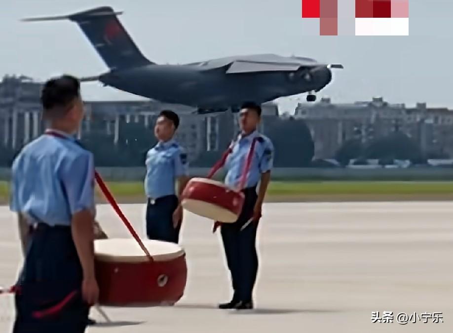7月31日，沈阳某军用机场运_20B运送飞行学员入学，这是空军连续第5年使用国产