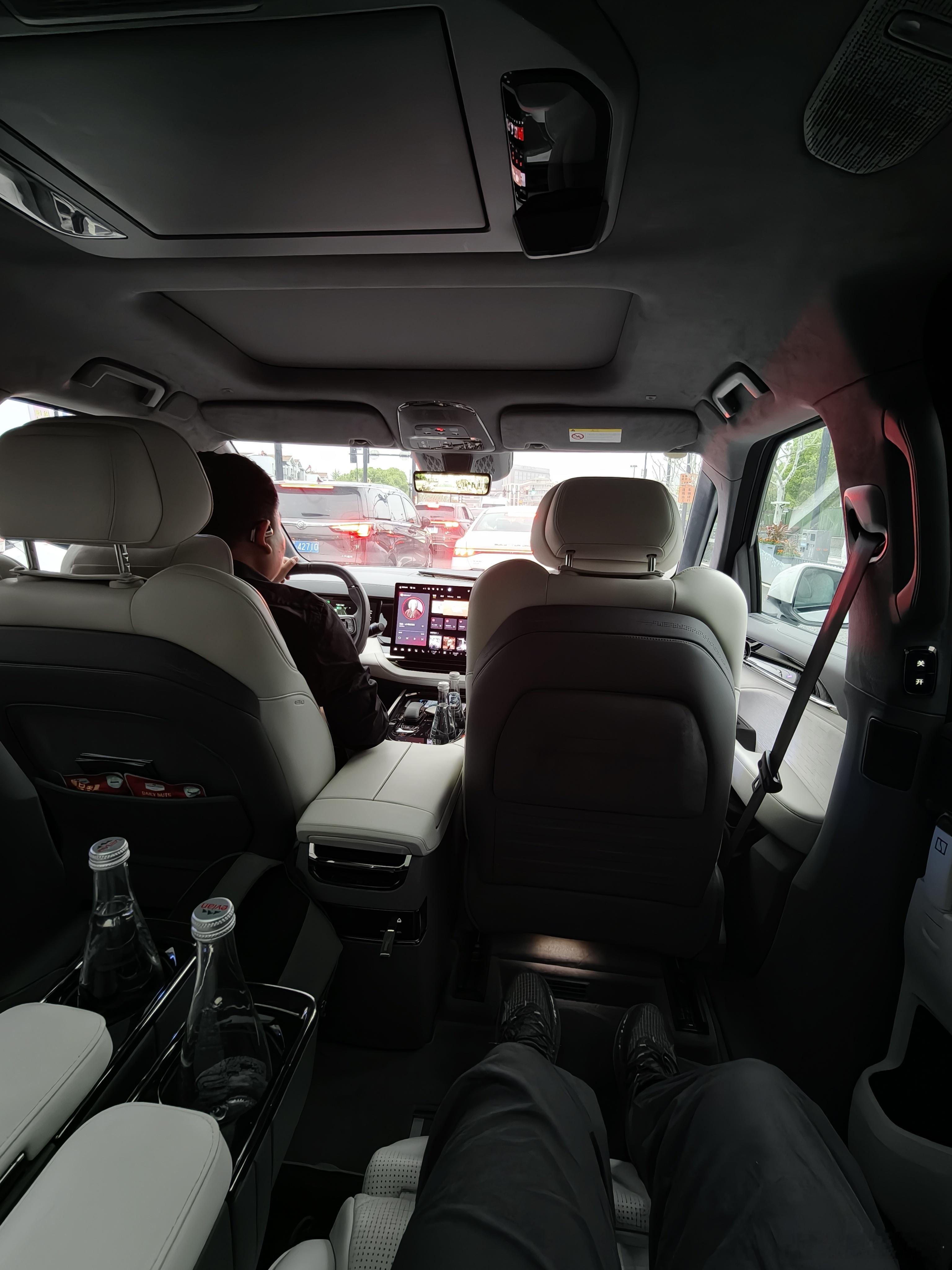 来上海了明天体验一款真豪华旗舰MPV 