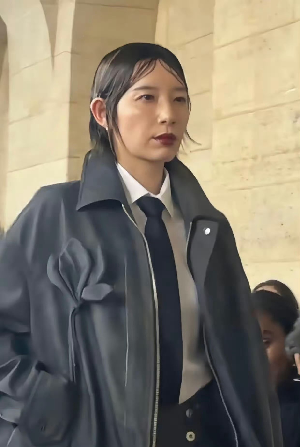这可是巴黎时尚周，难道李斯丹妮做完造型后她自己不照镜子吗？ 