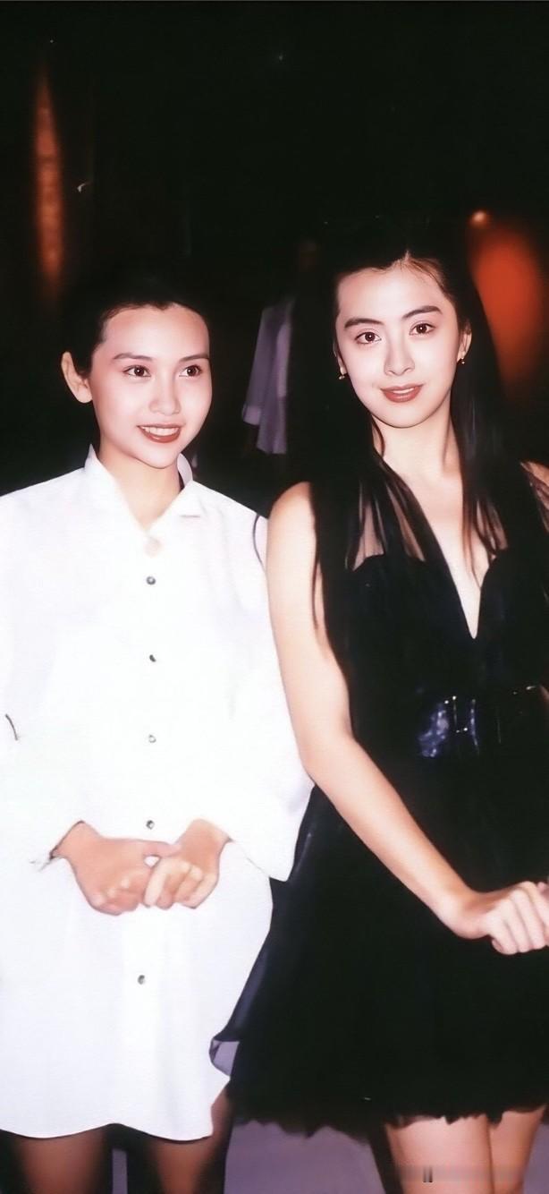 年轻时候的两位美人的珍贵合影，王祖贤身形高挑，长发飘飘，太美，颜值比邱淑贞高。但