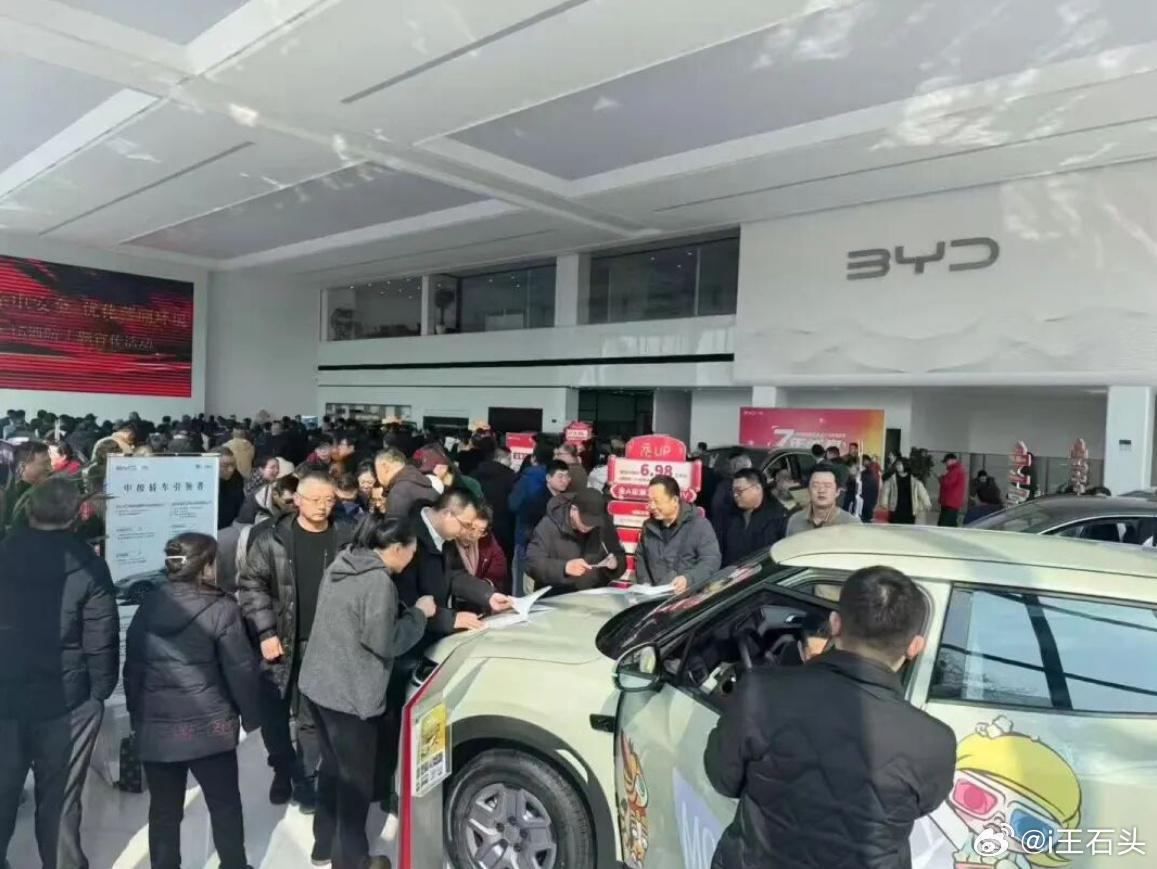 今天周末，看到网友发的比亚迪4S店的现场图，出现了人挤人现象。

搭载第二代刀片