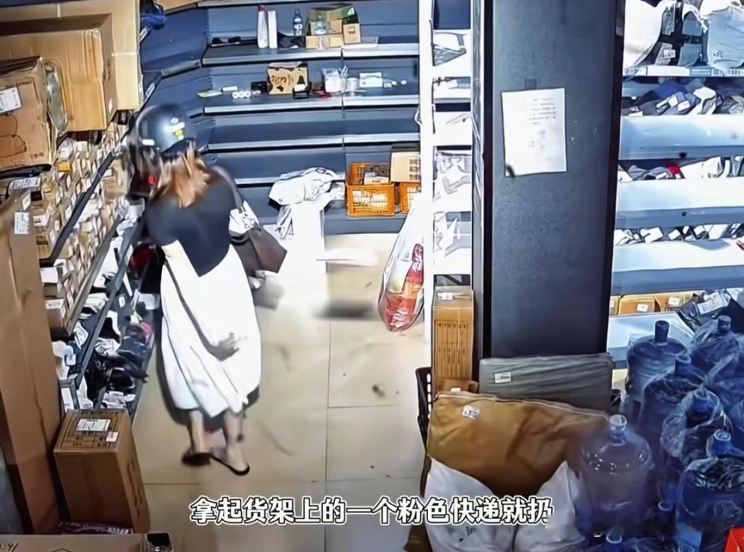 集美驿站乱扔快递还当众骂人，老板无奈报J  帽子叔叔到场她还倒打一耙，最后只能拉
